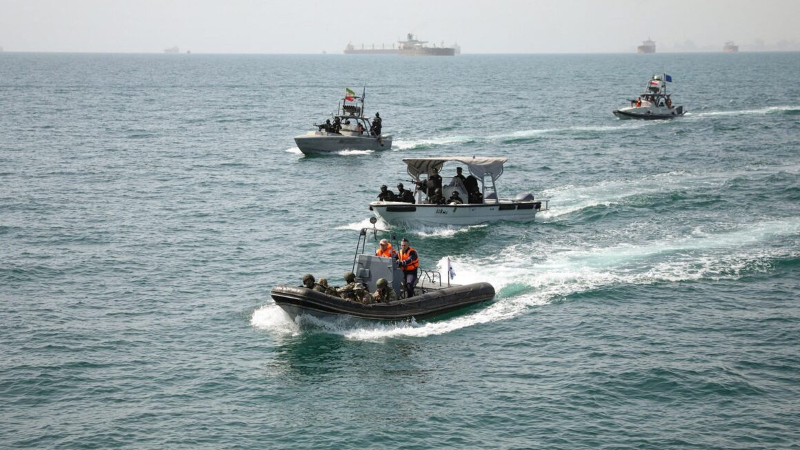 Petrolierele plătesc taxe în yuani și cripto către Iran pentru a primi „permis de trecere” prin Ormuz