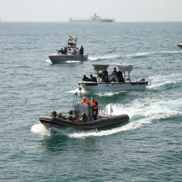 ambarcatiuni-iraniene-in-stramtoarea-ormuz-foto-hepta-scaled-e1773255713798.jpg Petrolierele plătesc taxe în yuani și cripto către Iran pentru a primi „permis de trecere” prin Ormuz