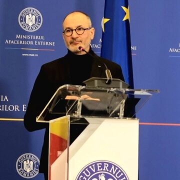 andrei-tarnea-mae-foto-cristian-otopeanu-1-e1772813776938.jpg Irina Ponta, fiica lui Victor Ponta și a Dacianei Sârbu, nu era în evidenţele consulare și nici pe o listă prioritară