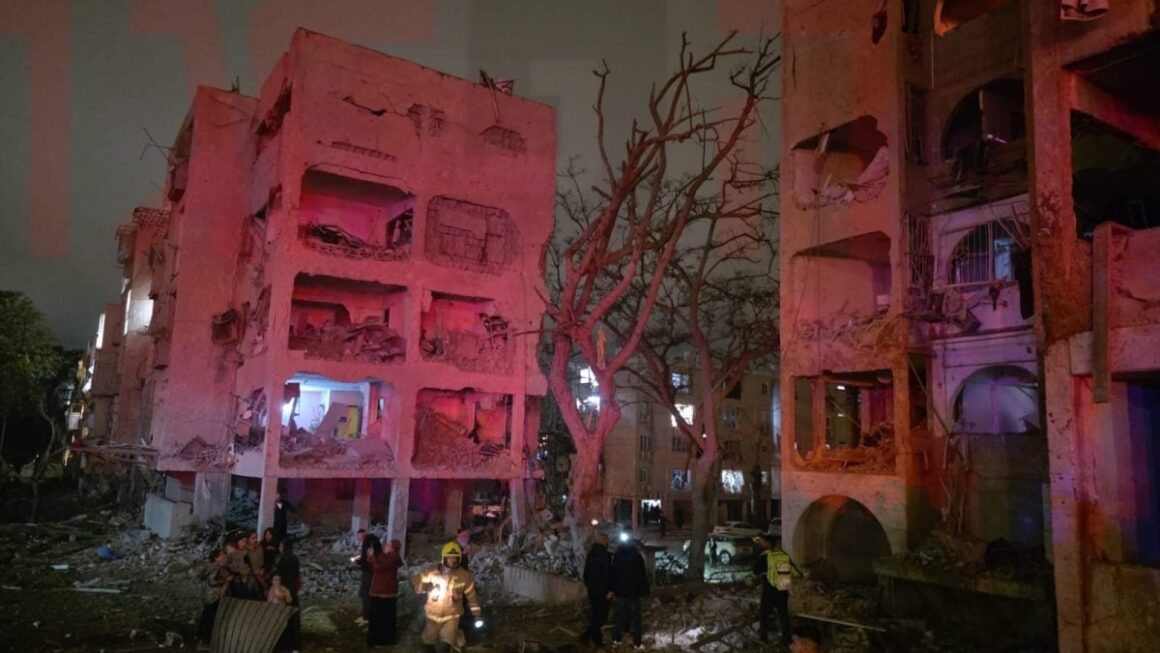 atac-iranian-in-arad-foto-x-e1774131609345.jpg Livetext Război în Iran, ziua 23. Lovituri iraniene puternice în Dimona și Arad, în sudul Israelului / Printre răniți se află și copii