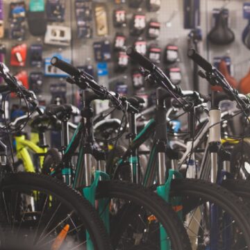 „O prostie”. Cum s-au gândit să scape de închisoare patru români care au furat opt biciclete de 38.000 de euro