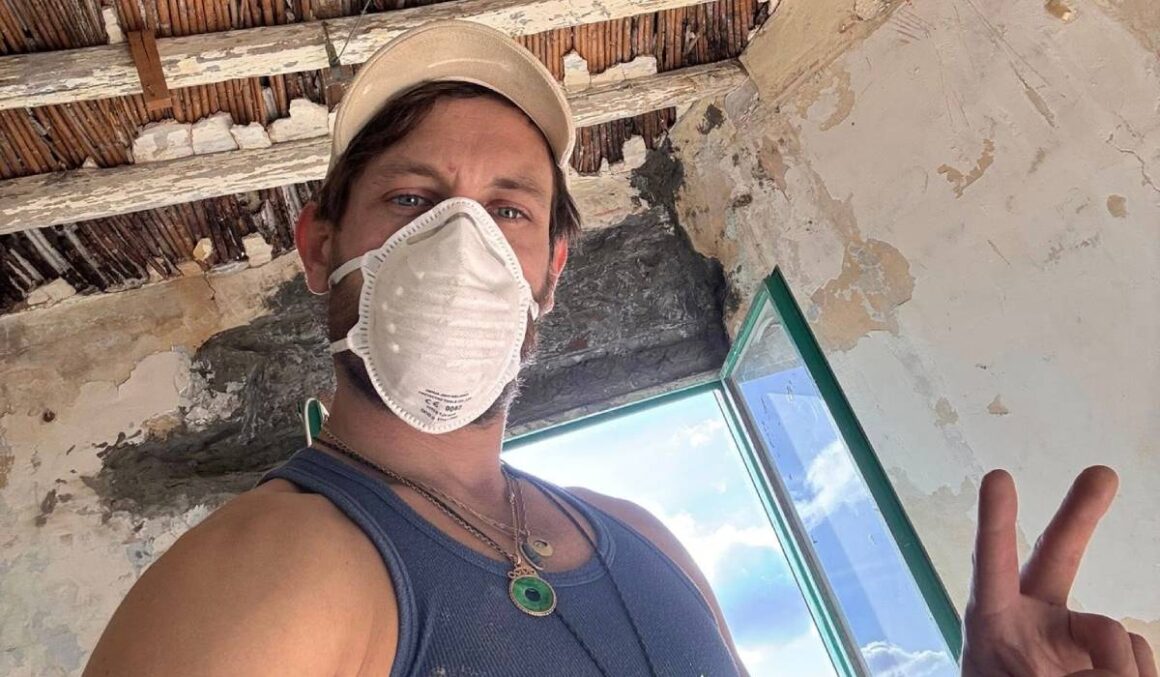 Un bărbat a cumpărat o ruină la prețul unei sticle de apă, iar acum are două case, a scăpat de datorii și și-a dublat veniturile, în Sicilia