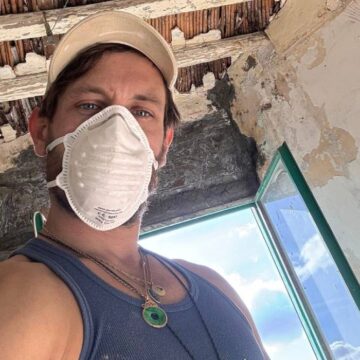 Un bărbat a cumpărat o ruină la prețul unei sticle de apă, iar acum are două case, a scăpat de datorii și și-a dublat veniturile, în Sicilia