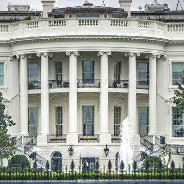 casa-alba-a-fost-redenumita-insula-lui-epstein-pe-telefoanele-android-dupa-o-greseala-google-maps-foto-profimedia-e1774697998547.jpg Cum a fost redenumită Casa Albă pe telefoanele Android