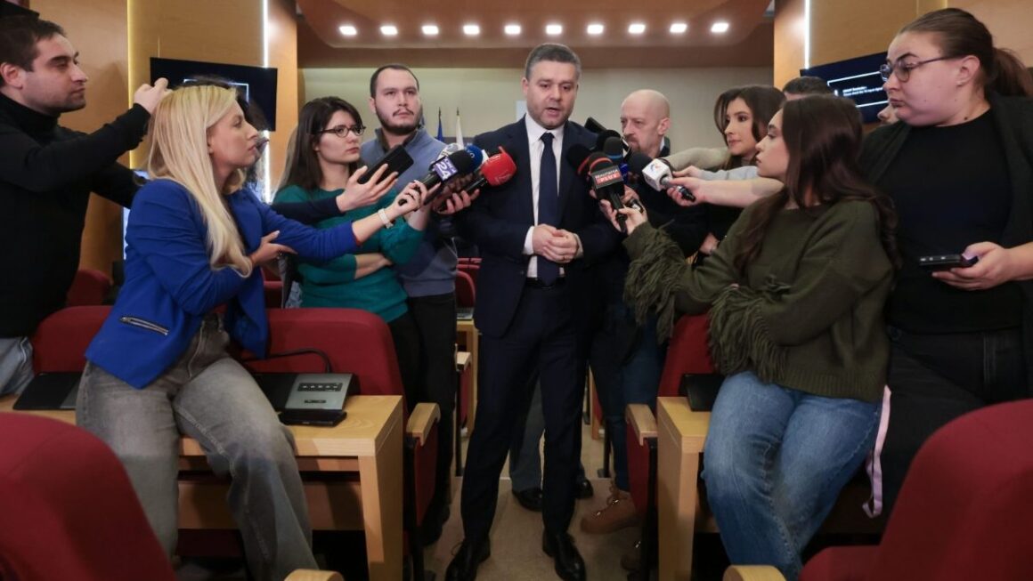 Ciprian Ciucu a decis că jurnaliștii nu vor mai avea parcare gratuită în București și nici gratuități la spectacole