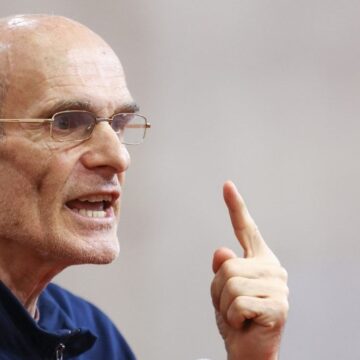 cristian-tudor-popescu-si-a-enervat-cititorii-dupa-ce-a-spus-ca-nicusor-dan-este-prost-si-inapoiat-mintal-e1772831843707.jpg CTP a scris că Nicușor Dan e prost și înapoiat mintal, iar cititorii s-au enervat: „Unfollow”