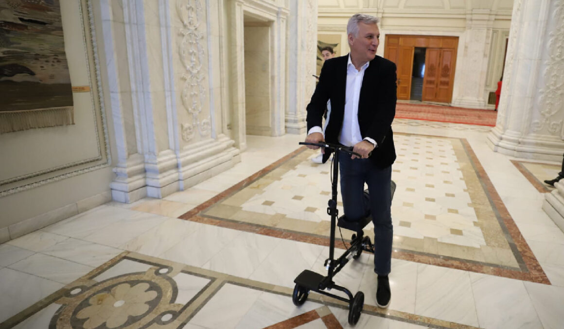 Ce se întâmplă când un userist se întâlnește cu un pesedist pe o trotinetă în Parlament: „Al dracu’ să fii de trotinetist progresist”