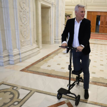 Ce se întâmplă când un userist se întâlnește cu un pesedist pe o trotinetă în Parlament: „Al dracu’ să fii de trotinetist progresist”