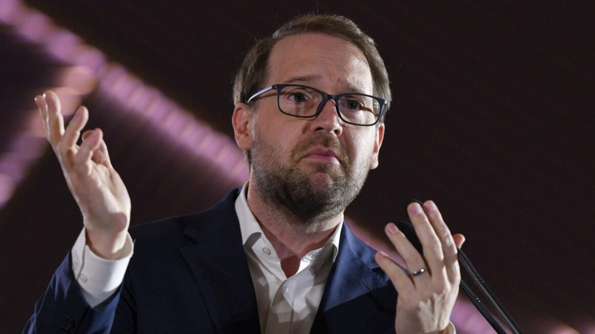 Și USR amenință că iese de la guvernare, pe modelul PNL, dacă PSD votează o moțiune de cenzură cu AUR