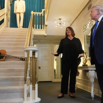 Donald Trump a vizitat casa lui Elvis Presley, Graceland