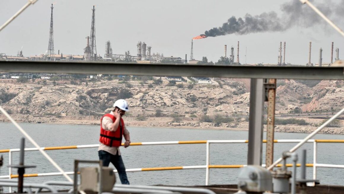 Cum seamănă insula Kharg, râvnită de Donald Trump, cu Insula Șerpilor