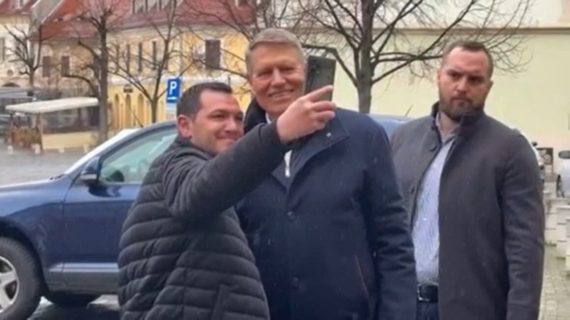 Klaus Iohannis a fost însoțit de 3 SPP-iști la biserica din Sibiu, de Floriile Catolice, dar l-au așteptat numai 4 români