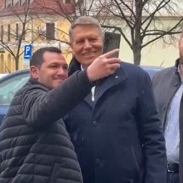 Klaus Iohannis a fost însoțit de 3 SPP-iști la biserica din Sibiu, de Floriile Catolice, dar l-au așteptat numai 4 români