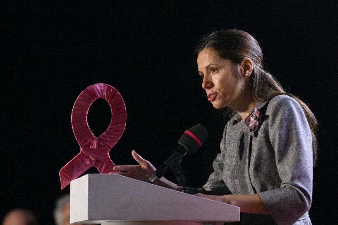 va participa la un summit dedicat educației