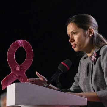 va participa la un summit dedicat educației