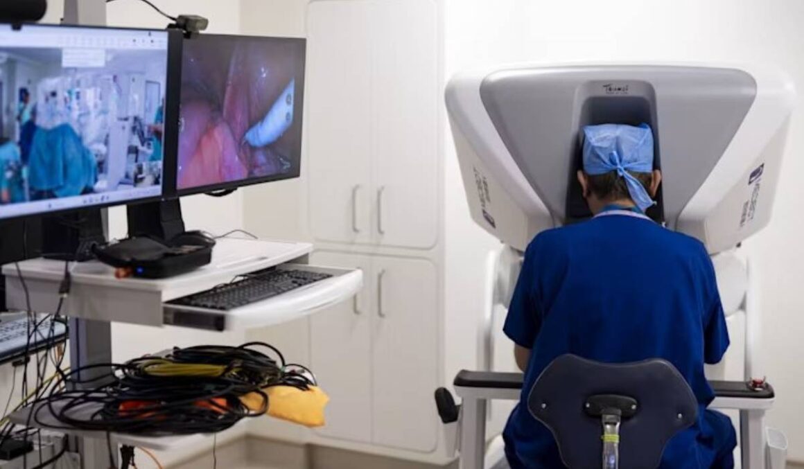 Un medic din Londra a operat un pacient cu cancer aflat la 2.400 de kilometri distanță, în Gibraltar. Cum a fost posibil