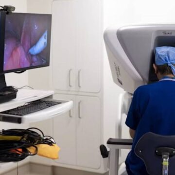 Un medic din Londra a operat un pacient cu cancer aflat la 2.400 de kilometri distanță, în Gibraltar. Cum a fost posibil