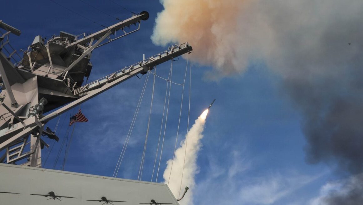 rachete-lansate-spre-iran-de-pe-nava-uss-thomas-hudner-imagine-cu-caracter-ilustrativ-foto-profimedia-e1774622418131.jpg Israelul a lovit Teheranul cu peste 120 de bombe generând o pană masivă de curent