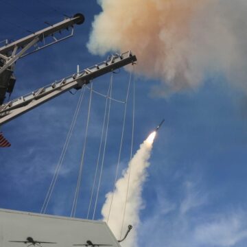 rachete-lansate-spre-iran-de-pe-nava-uss-thomas-hudner-imagine-cu-caracter-ilustrativ-foto-profimedia-e1774622418131.jpg Israelul a lovit Teheranul cu peste 120 de bombe generând o pană masivă de curent