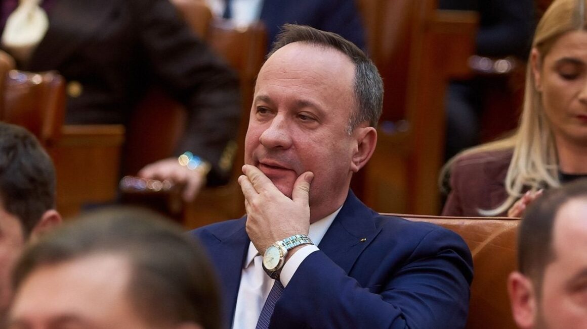 reactia-lui-adrian-caciu-dupa-ce-a-tipat-si-i-a-dat-peste-mana-gabrielei-horga-iar-pnl-a-anuntat-ca-va-sesiza-cncd-e1773781483387.jpg Reacția lui Adrian Câciu după ce a țipat și i-a dat peste mână Gabrielei Horga, iar PNL a anunțat că va sesiza CNCD