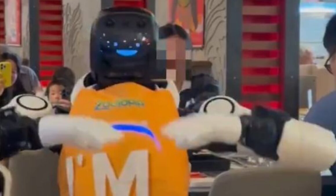 robot-distruge-tot.jpg Un robot, filmat în timp ce a luat-o razna și a început să distrugă totul în jur cu zâmbetul pe buze. Cum l-au oprit angajații unui restaurant