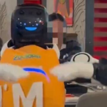 Un robot, filmat în timp ce a luat-o razna și a început să distrugă totul în jur cu zâmbetul pe buze. Cum l-au oprit angajații unui restaurant