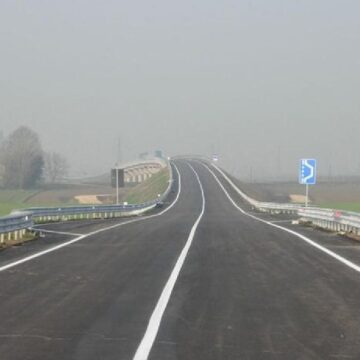 O româncă de 21 de ani este căutată de scafandri în lacuri și canale. Elena e dispărută de cinci zile, în Italia