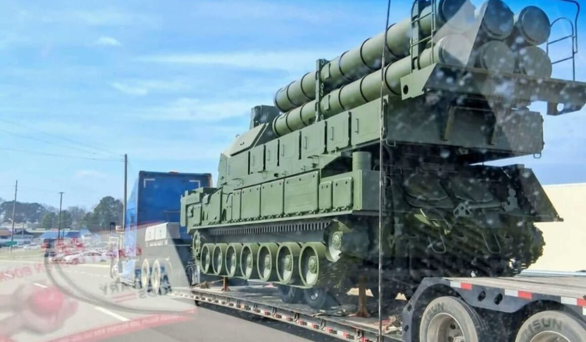Cum a fost fotografiat pe o autostradă din SUA un sistem antiaerian rusesc, folosit în războiul cu Ucraina