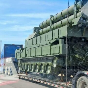 Cum a fost fotografiat pe o autostradă din SUA un sistem antiaerian rusesc, folosit în războiul cu Ucraina