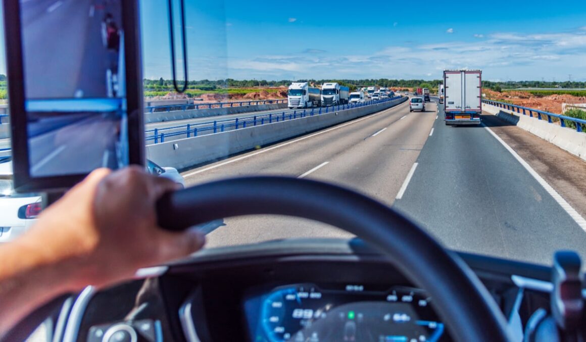Peste jumătate dintre șoferii de TIR dezactivează sistemele de asistență ale șoferului care salvează vieți