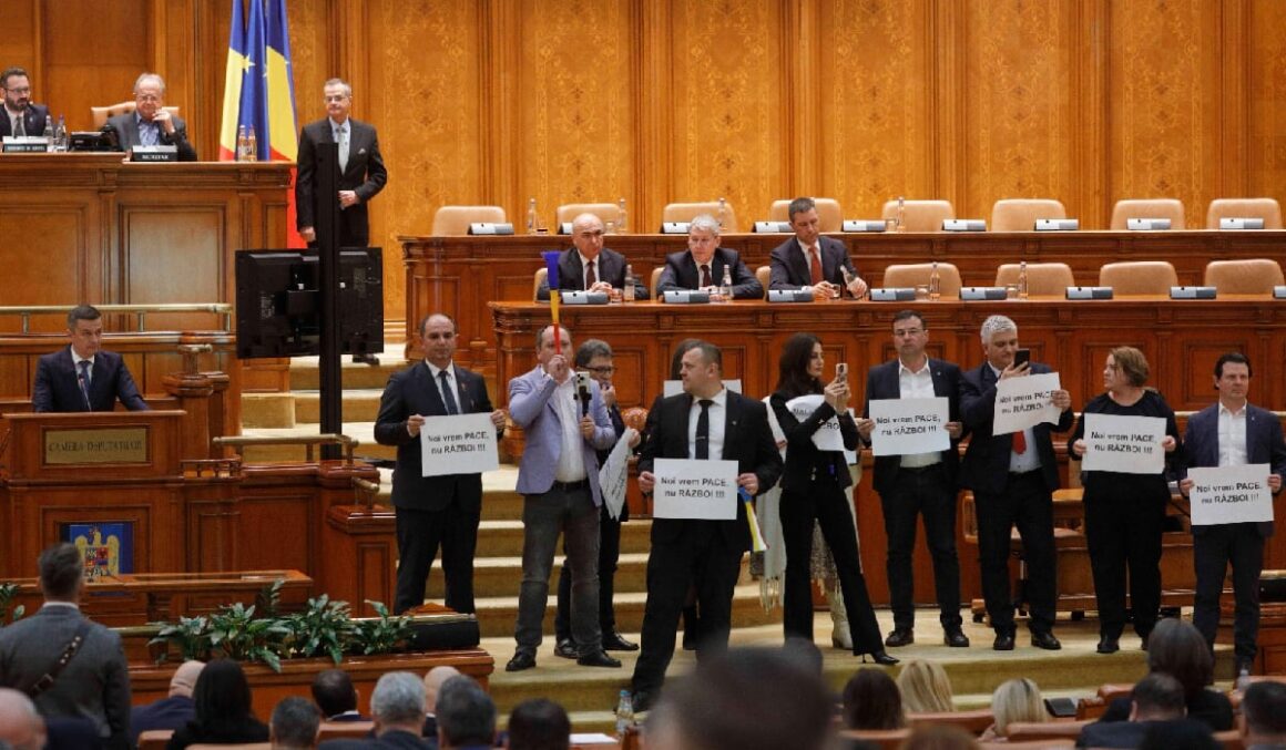 Sorin Grindeanu i-a amenințat pe parlamentarii AUR veniți în Parlament cu vuvuzele că le va tăia salariile