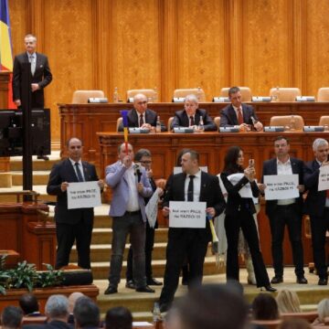 sorin-grindeanu-parlamentarii-aur-veniti-in-parlament-cu-vuvuzele.jpg Sorin Grindeanu i-a amenințat pe parlamentarii AUR veniți în Parlament cu vuvuzele că le va tăia salariile