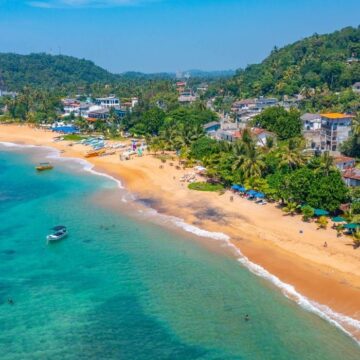 Un cuplu de pensionari s-a mutat pe o insulă, într-un „lux incredibil”, cu doar 2.000 de euro pe lună