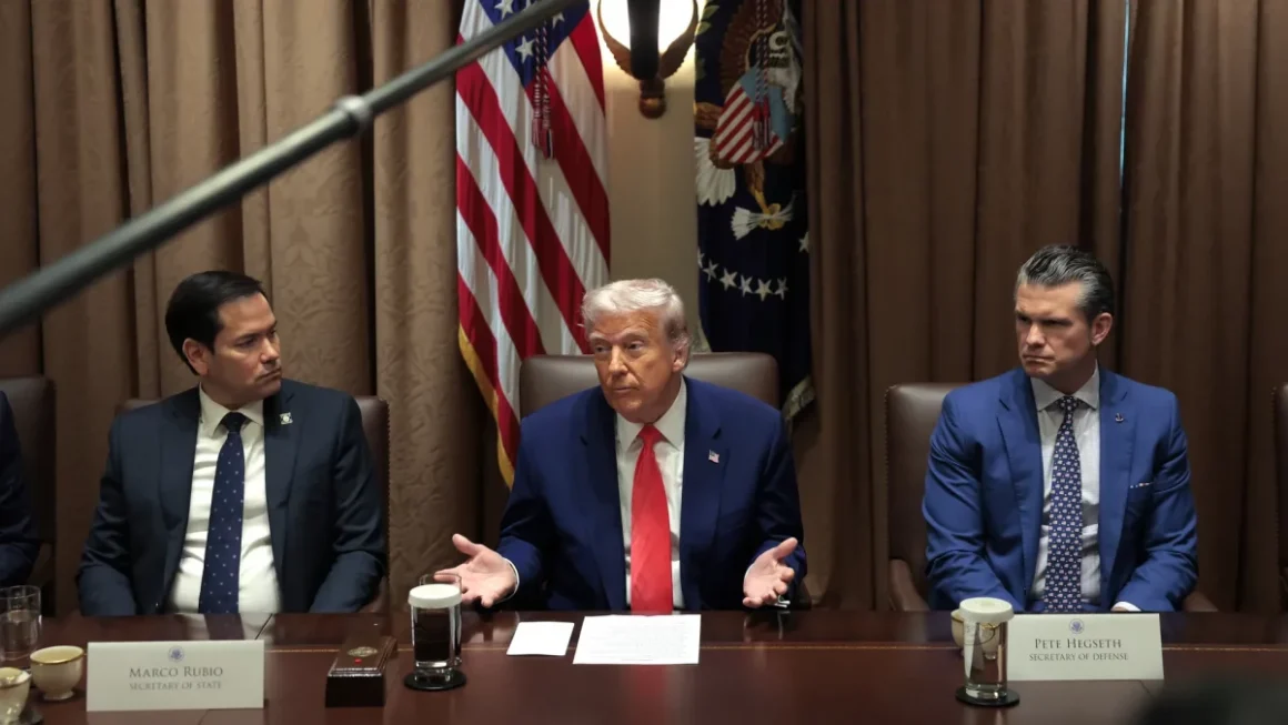 Trump și-a informat echipa de securitate să se pregătească pentru extinderea blocadei SUA în Strâmtoarea Ormuz: „Iranul e în colaps”