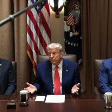 1744734851308-1-1200x675.webp.webp Trump și-a informat echipa de securitate să se pregătească pentru extinderea blocadei SUA în Strâmtoarea Ormuz: „Iranul e în colaps”