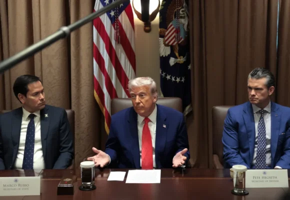 Trump și-a informat echipa de securitate să se pregătească pentru extinderea blocadei SUA în Strâmtoarea Ormuz: „Iranul e în colaps”