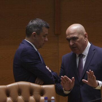 bolojan-si-grindeanu-inquam-photos-octav-ganea-scaled-e1776630436620.jpg LIVE TEXT – Criză politică în România. PSD a votat retragerea sprijinului lui Bolojan, PNL face scut în jurul lui, UDMR rămâne la guvernare