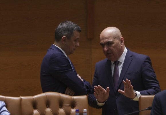 LIVE TEXT – Criză politică în România. PSD a votat retragerea sprijinului lui Bolojan, PNL face scut în jurul lui, UDMR rămâne la guvernare