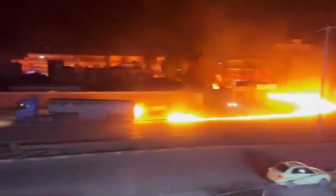 Imagini cu un șofer care conduce o cisternă în flăcări departe de o zonă aglomerată, ca să evite un dezastru, în Siria