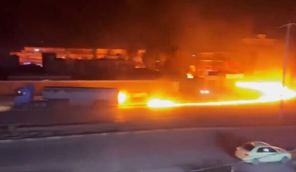 Imagini cu un șofer care conduce o cisternă în flăcări departe de o zonă aglomerată, ca să evite un dezastru, în Siria