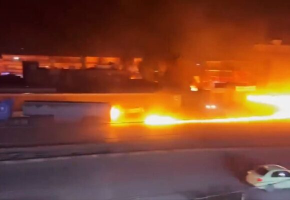 Imagini cu un șofer care conduce o cisternă în flăcări departe de o zonă aglomerată, ca să evite un dezastru, în Siria