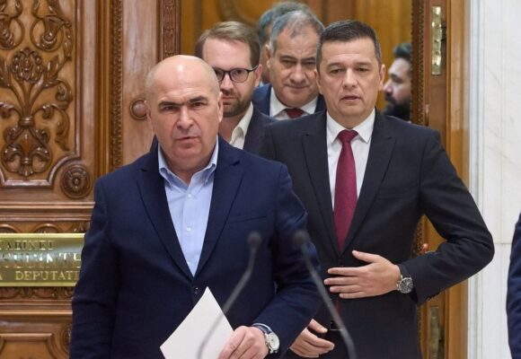 PSD vrea să îl demită pe Ilie Bolojan și declanșează o nouă criză, într-o Românie obosită de austeritate