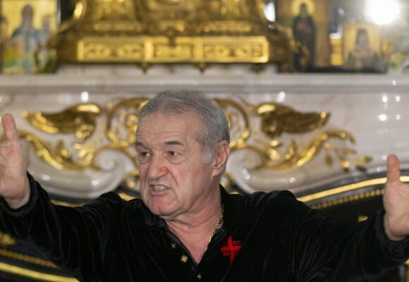 „Tu dansezi Michael Jackson pe teren”