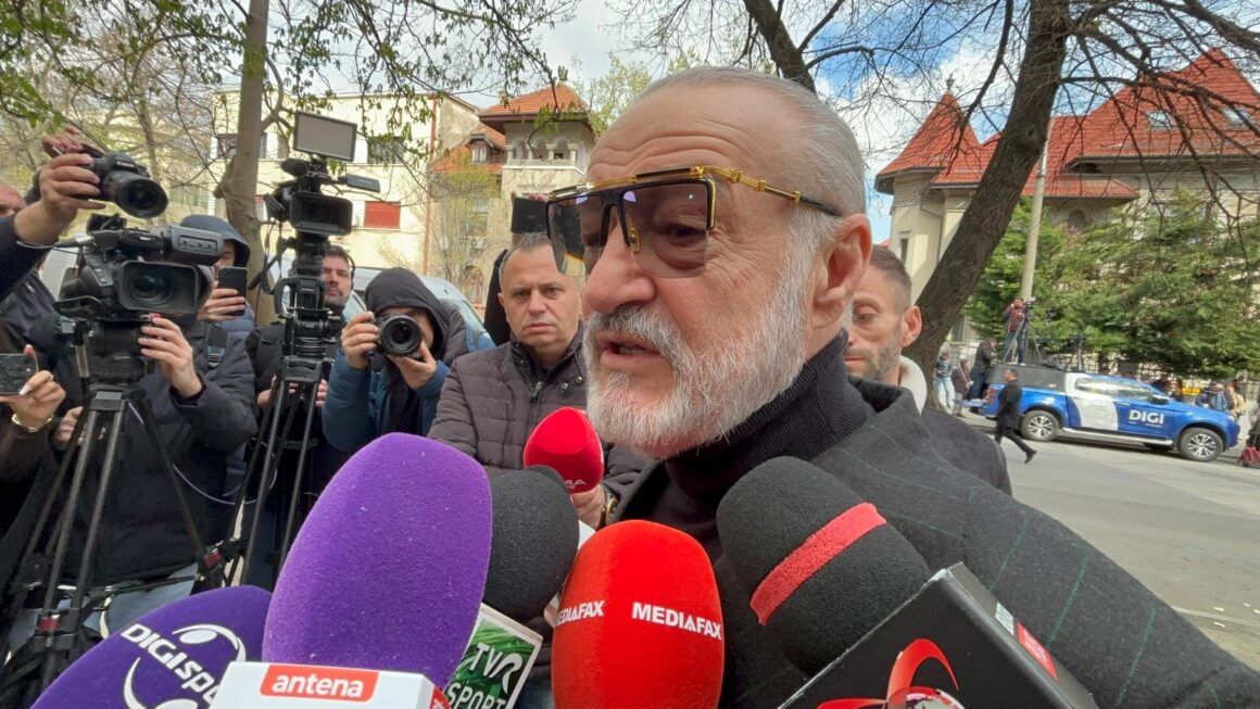 gigi-becali-n-a-tinut-cont-ca-e-1-noaptea-si-l-a-sunat-pe-antrenorul-fcsb.jpg „Am avut o discuție. I-am zis că nu e bine”