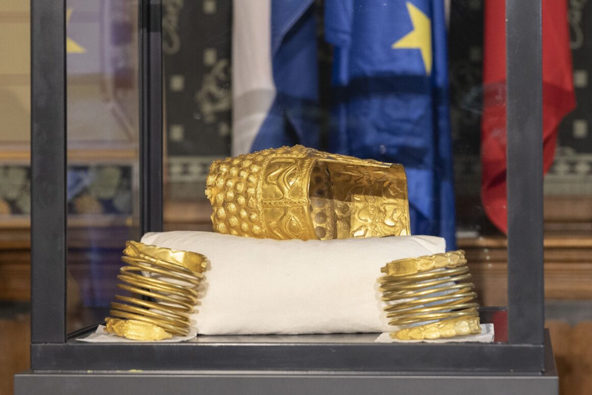 Nicușor Dan, prima reacție după ce Coiful de la Coțofenești și brățările dacice au fost recuperate în Olanda