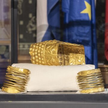 Nicușor Dan, prima reacție după ce Coiful de la Coțofenești și brățările dacice au fost recuperate în Olanda