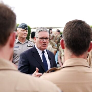 keir-starmer-viziteaza-arabia-saudita-pe-8-aprilie-2026-foto-profimedia-e1775811037578.jpg Liderul european care s-a săturat de Donald Trump și îl compară cu Vladimir Putin