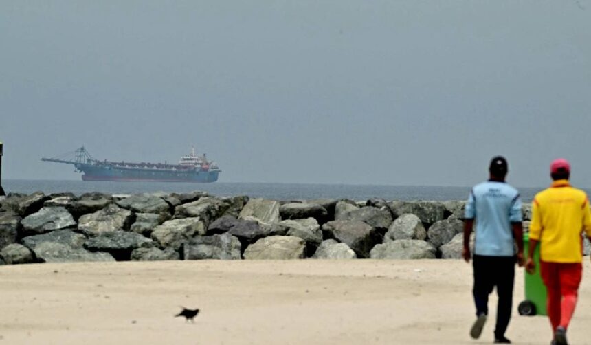 nava-golf.jpg Livetext Război în Iran, ziua 48. Iranul suspendă exporturile de produse petrochimice