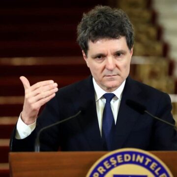 nicusor-dan-calm-trecem-asta-1-1-e1777096394153.jpg Nicușor Dan a semnat demisiile miniștrilor PSD și numirile noilor miniștri interimari. Ce urmează săptămâna viitoare