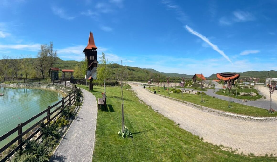 De ce investește Ungaria milioane într-un sat mic din România? Povestea parcului poeților